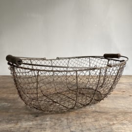 BU20110160 Large old French wire mesh harvest basket in beautiful weathered condition! Size: 46 cm long / 15 cm high (up to handles) / 32 cm cross section.