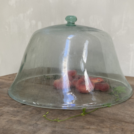 BU20110101 Grote antieke Zuid-Franse moestuin cloche van mond geblazen glas en nog intacte greep periode: 19de eeuw in prachtige staat! Afmeting: 50,5 cm. doorsnede / 30 cm. hoog. Alleen ophalen, verzenden niet mogelijk!