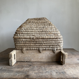 BU20110167 Antieke Franse bijenkorf van gevlochten stro en hout in verweerde staat, maar nog steeds zo decoratief....periode: 19de eeuw. Afmeting: 47 cm breed / 42 cm hoog / 42 cm doorsnede.