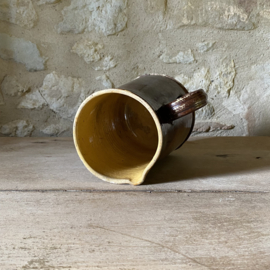 AW20111257 Large antique French chocolate jug with a yellow glazed interior in beautiful condition! Size: 20.5 cm high / 12 cm  cross section.