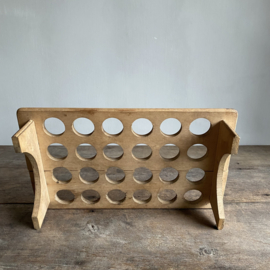 OV20111047 Old Swedish wooden egg rack for 24 eggs in beautiful, used condition. Size: 34.5 cm long / 7 cm high / 20.5 cm wide