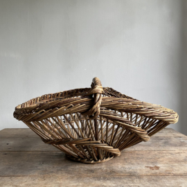 BU2011067 Oude Franse oogstmand van gevlochten wilgenteen van origine gebruikt voor het plukken van paddestoelen. In prachtige staat! Afmeting: 54 cm lang / 36 cm breed / 26 cm hoog
