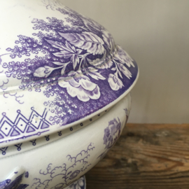 AW20110512 Prachtig gedecoreerde antieke Franse terrine stempel - Sarreguemines Jardiniere U&C periode tot 1895. In bijzonder lavendel blauw en in perfecte staat! Afmeting: +/- 28 cm. hoog (t/m knop deksel) / 22 cm. doorsnede.