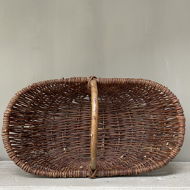 OV20110760 Old French wicker picking basket in beautiful condition! Size : 55.5 cm. long / +/- 17 cm. high (to the handle) / 32.5 cm. cross section.