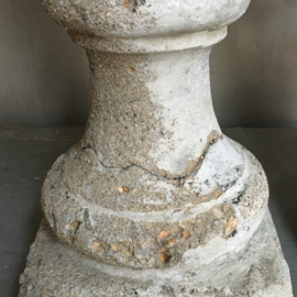 BU20110091 Set van 2 oude Franse betonnen balusters. Prachtig verweerde leemkleur. De linker baluster heeft een oude scheur op de voet (zie foto 7), maar deze kan geen kwaad. Afmeting: +/- 61 cm. hoog / 15 breed. Alleen ophalen!