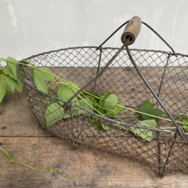 BU20110103 Old French wire oyster basket with wooden handle. Has a small break on the edge (see photo 9), otherwise in beautiful condition! Size: 16 cm. high / 54 cm. long / 31 cm. cross section