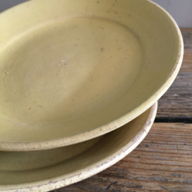 AW20110708 Set of 2 old French plates in soft yellow in beautiful condition! Size: 18 cm. diameter / 2.5 cm. high.
