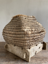 OV20110971 Antieke Franse bijenkorf van gevlochten riet en hout in mooi verweerde staat! Afmeting:  42 cm breed  / 42 cm hoog /  42 cm doorsnede