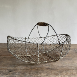 BU20110139 Small old French iron wire harvest basket, beautifully weathered by the sun and in beautiful condition. Size: 41 cm long / 14 cm high (to the handle) / 27.5 cm cross section.