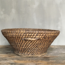 OV20110689 Grote oude Franse olijvenoogst mand van gevlochten riet in mooie staat! Afmeting: 56 cm. doornsnede / 21 cm. hoog.