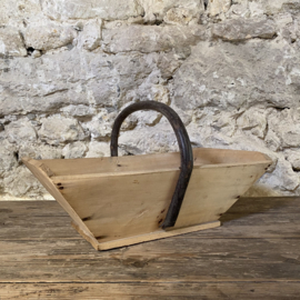 BU20110184 Oude Franse oogstmand voor in de moestuin of champignons in mooie staat! Afmeting: 50,5 cm lang / 15 cm hoog /  35 cm doorsnede