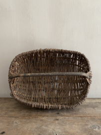 OV20110807 Old French willow wicker harvest basket in beautiful condition! Size: 39.5 cm. long / 13 cm. high / 30 cm. cross section.