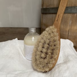 IH001 Bath brush with handle with oil treated oak and horsehair.