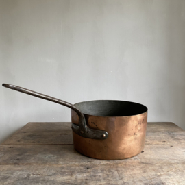 OV20111045 Grote oude Franse koperen pan 2 mm. dik in zware restaurant kwaliteit hand gesmeed handvat en klinknagels in prachtige staat! Afmeting: 33,5 cm doorsnede / 18 cm hoog