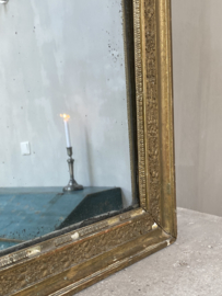 OV20110748 Antique French mirror with beautiful decoration on a wooden frame and with the original weathered mirror. Period: 19th century. In beautiful condition! Size: 64.5 cm high / 47.5 wide / 4 cm. thick. Pick up is preferred, shipping on request.