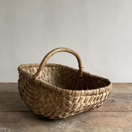 BU20110166 Oud Frans oogstmandje voor paddestoelen in prachtige staat! Afmeting: 31,5 cm lang / 22 cm breed / 11,5 cm hoog (tot hengsel) /  18,5 cm (t/m hengsel)