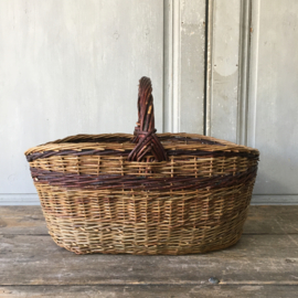 OV20110595 Hand-woven Danish willow basket in beautiful condition! Size: 42 cm. long / 20 cm. high / 27.5 cm. cross section