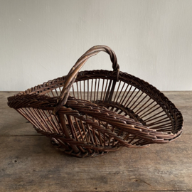 BU20110142 Klein oud Frans oogstmandje voor de pluk van de wilde Franse cèpes (eekhoorntjesbrood)  in prachtige staat! Afmeting: 36 cm lang /  17 cm hoog (t/m hengsel) /  26 cm doorsnede