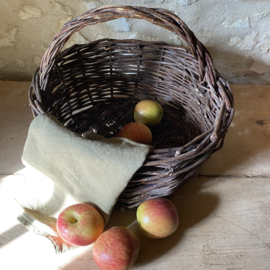 BU20110188 Old French rustic fruit harvest basket made of woven wicker in beautiful condition! Size: 18.5 cm high (to handle) / 32 cm high (including handle) / 41 cm cross section.