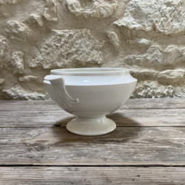 AW20111305 Antique French tureen - stamped D.Johnston J. Vieillard & Co Bordeaux period: 1845-1865. Has a chip on one of the handles (see photos for details), otherwise in beautifully lightly buttered condition! Size: 14.5 cm high / 18.5 cm cross section