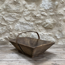 BU20110204 Old French traditional wooden grape harvest basket in beautiful, lightly greyed condition! Size: 50 cm long / 14.5 cm high (to handle) / 23 cm high (including handle) / 32 cm cross section