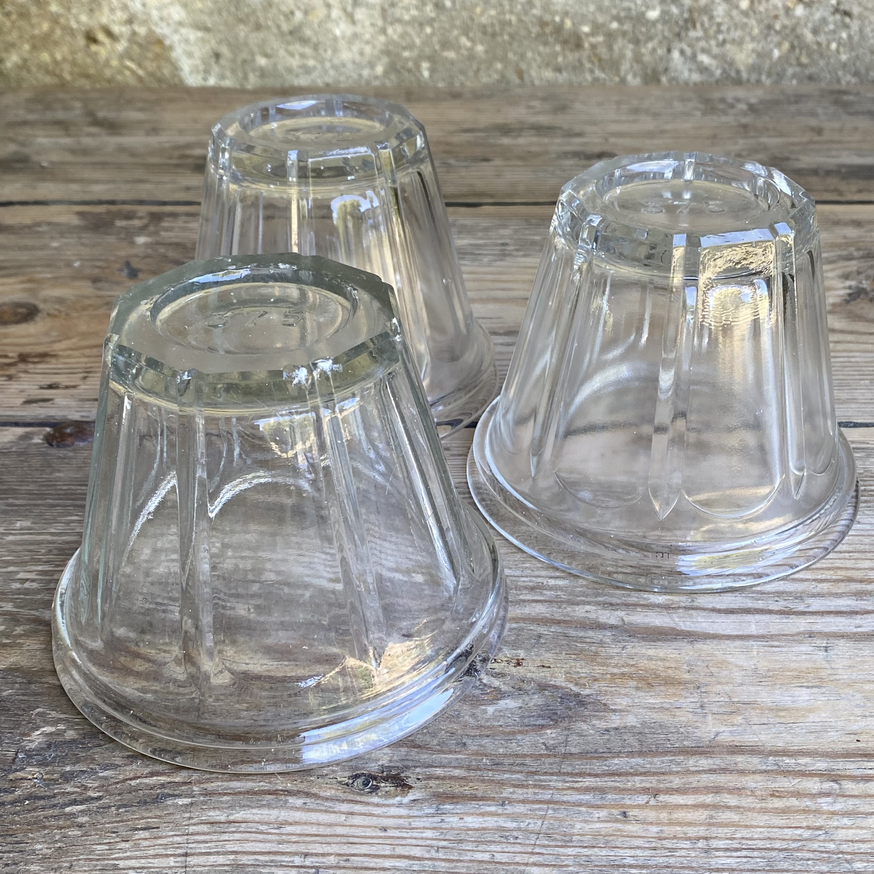 OV20111069 Set of 3 almost identical old French confiture jars. Contents: 375 grams. In beautiful condition! Size: 9 cm high / 11,5 cm cross section.