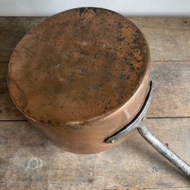 OV20111045 Large old French copper pan 2 mm thick in heavy restaurant quality hand forged handle and rivets in beautiful condition! Size 33.5 cm cross section / 18 cm high