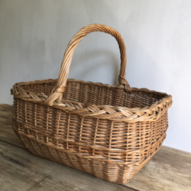 OV20110607 Old French wicker basket, hand woven and in beautiful condition! Size: 39 cm. long / 19.5 cm. high / 30 cm. wide.