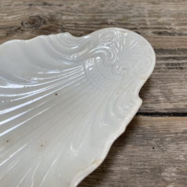 AW20111322 Antique French serving dish "shell model" stamp - Creil & Montereau Terre de Fer - period: from 1894 in beautiful lightly buttered condition! Size: 22 cm long / 12.5 cm cross section