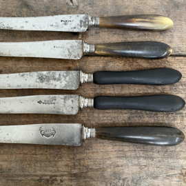 OV20110890 Set of 5 different old French knives with wooden and bone handles. Beautifully weathered and still in usable condition! Size: 24 cm long / 2 cm wide