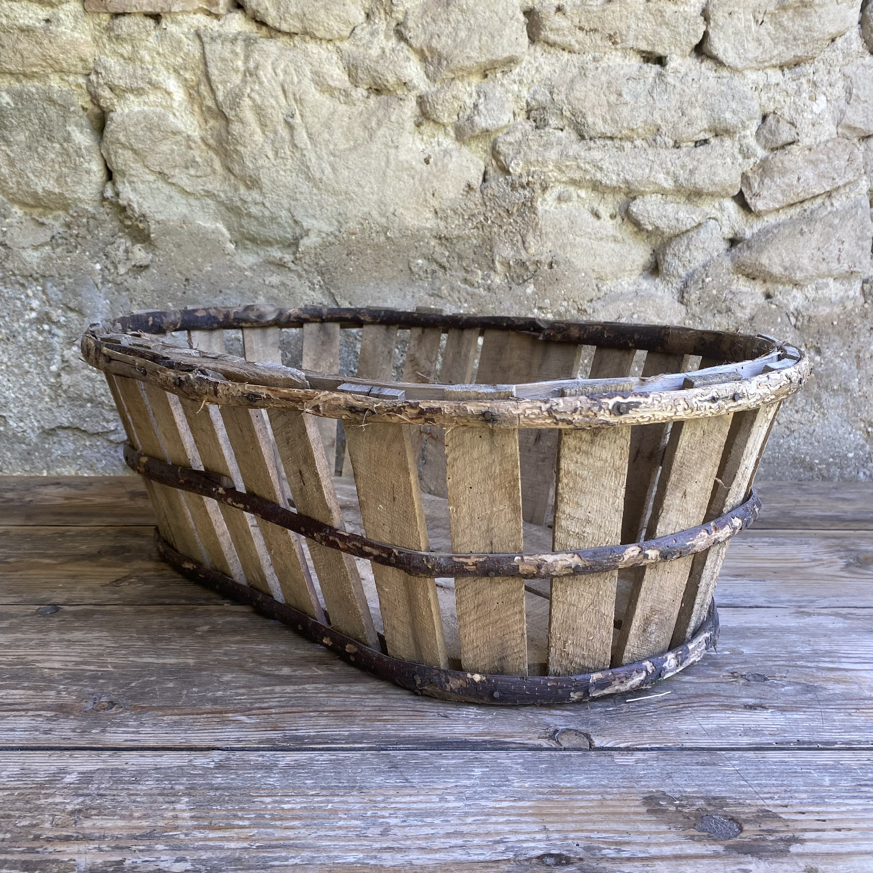 BU20110176 Oude Franse druivenoogst mand van kastanjehout in prachtige staat! Afmeting: 62 cm lang / 20 cm hoog / 41,5 cm breed