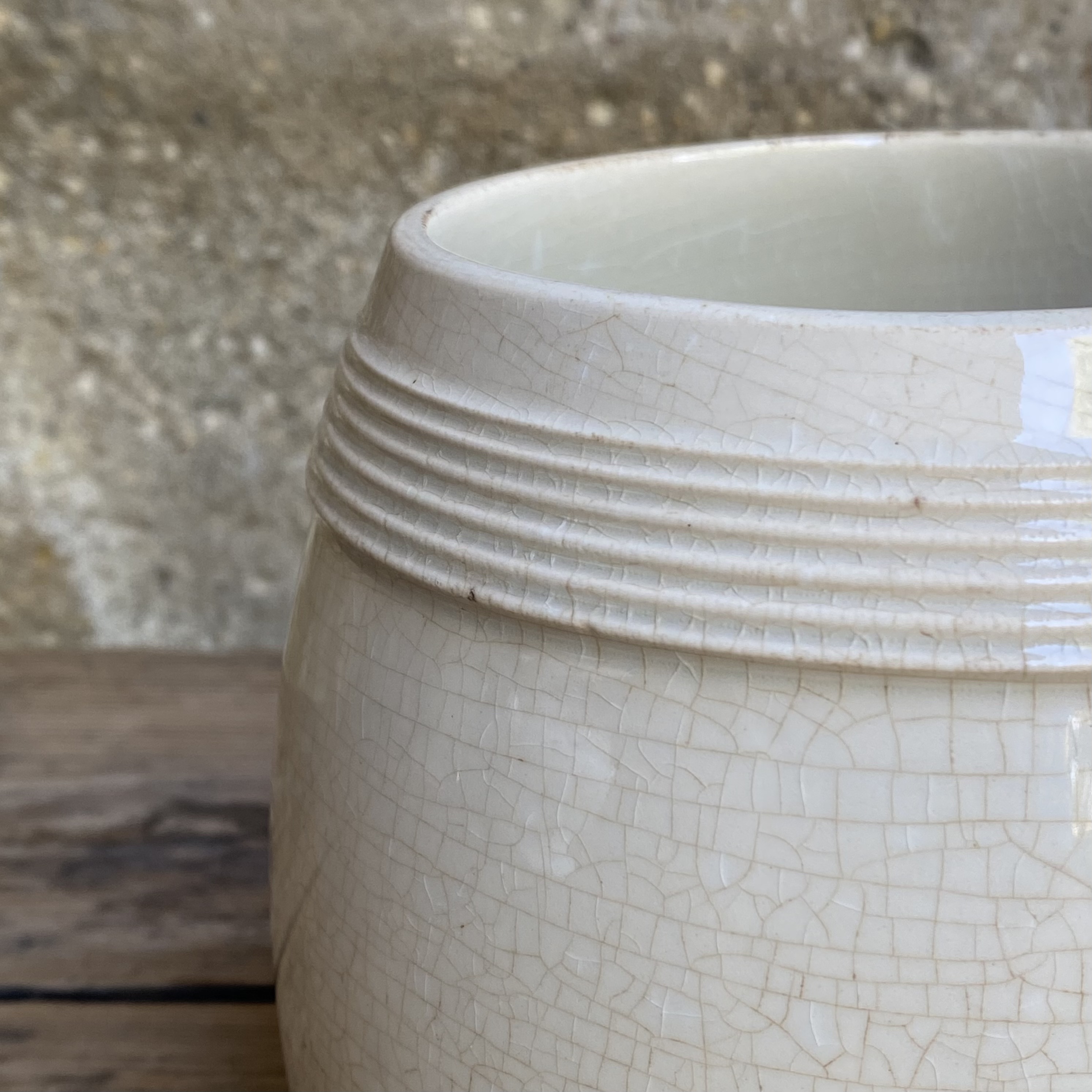 AW20111236 Old pot beautifully slightly stained and crackled stamp - S A Sevilla - perfect for the kitchen with wooden spoons... Size: 16 cm high / 12.5 cm cross section.