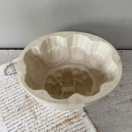AW20110836 Old English pudding mold - blind mark 8 - Has 2 minimal irregularities, but otherwise in a beautiful buttered condition! Size: 12 cm. high / 16 cm. long / 12.5 cm. cross section.