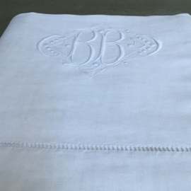 LI20110031 Old French sheet with beautiful embroidered monogram - BB - and lace edge in beautiful condition! Size: 300x220 cm.