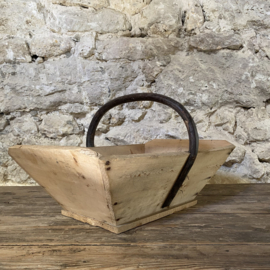 BU20110184 Oude Franse oogstmand voor in de moestuin of champignons in mooie staat! Afmeting: 50,5 cm lang / 15 cm hoog /  35 cm doorsnede