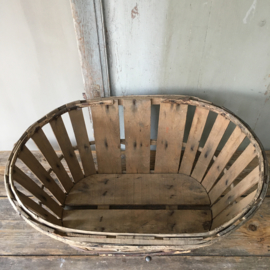 OV20110591 Original old French grape harvest basket in beautiful condition! Dimensions: 62 cm. long / 29.5 cm. high / 44 cm. cross section.
