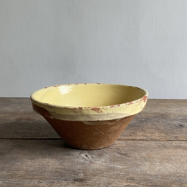 AW20111195 Antieke Frans schaaltje in prachtig geel periode: 19de eeuw. Heeft een barst aan de binnenzijde (zie foto's voor details), maar in deze maat zijn ze zo zeldzaam....en nog steeds met liefde te gebruiken. Afmeting: 9 cm hoog / 20 cm doorsnede