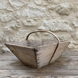 BU20110202 Old French wooden grape harvest basket in beautiful weathered -grey condition with nice iron corner details! Size: 48 cm long / 18 cm high (to handle) / 25.5 cm high (including handle) / 35.5 cross section.