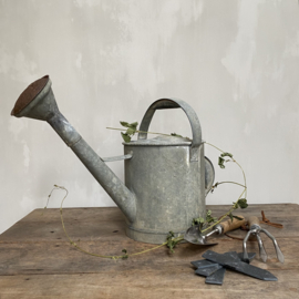 BU20110122 Old French zinc watering can in beautifully weathered condition, content: 22 litres, waterproof! Size: +/- 35 cm. high (up to handle) Only pick up in store!
