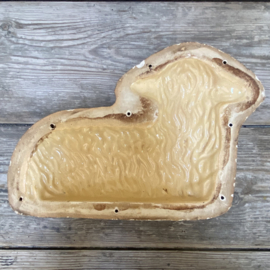 AW20111242 Antique French pâté mold / lamb in a beautiful yellow color. A minor chip (see photo) otherwise in beautiful condition! Size: 29.5 cm long / 23.5 cm high