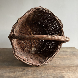 BU20110170 Old French rustic harvest basket made of woven willow wicker in beautiful condition! Size: 31 cm high (up to handle) / +/- 48 cm high (including handle) / 39 cm cross section