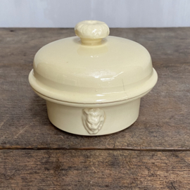 AW20110519 Old French Simplex paté jar - terrine brevetee S.G.D.G - period: before 1940. In soft yellow colour. Has a small hairline (see photo 7 & 8), otherwise in beautiful condition! Size: +/- 9.5 cm. high (up to handle / 11.5 cm. cross section.