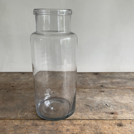 OV20110967 Oude Franse mondgeblazen glazen pot met omgevouwen rand. Enkele gebruikssporen, maar verder in mooie staat! Afmeting: 29,5 cm hoog / 10 cm doorsnede bovenkant / 12 cm doorsnede onderkant