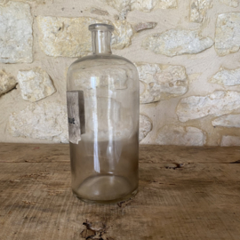 OV20111073 Oude Franse mondgeblazen apothekers fles met authentiek prachtig verweerd label - Elixir Parégorique - in mooie staat! Afmeting: 23,5 cm hoog / 9,5 cm doorsnede.