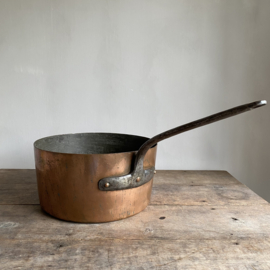 OV20111045 Grote oude Franse koperen pan 2 mm. dik in zware restaurant kwaliteit hand gesmeed handvat en klinknagels in prachtige staat! Afmeting: 33,5 cm doorsnede / 18 cm hoog