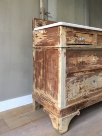 OV20110588 Old French chest of drawers, beautifully weathered in jaded Swedish red with marble top in very good condition! Dimensions: 81.5 cm. high / 87.5 cm. wide / 44 cm. deep. Pick up or delivery for a fee.