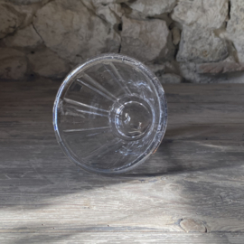 OV20111083 Antique French confiture jar made of mouth-blown glass. A small irregularity on the edge, see photo for details, otherwise in beautiful condition! Size: 9 cm high / +/- 11.5 cm cross section