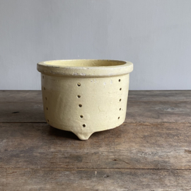 AW20111207 Grote antieke Franse geitenkaas mal in prachtig zacht geel en staat! Afmeting: +/- 13 cm hoog /  18 cm doorsnede