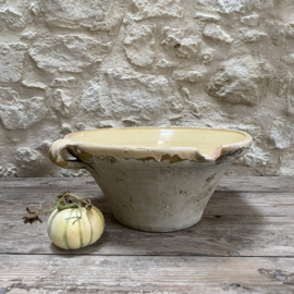 AW20111325 Antique Southern French Grésalle in beautiful soft yellow.... period: 19th century. Damage near the spout due to age, but otherwise in beautifully weathered condition! Size: 45 cm cross section / 21.5 cm high.
