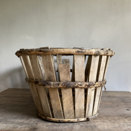 BU20110133 The authentic old French grape harvest baskets from Provence made of chestnut wood in beautiful condition! Size: 68 cm long / 46.5 cm cross section / 29 cm high. Mentioned price is per basket!